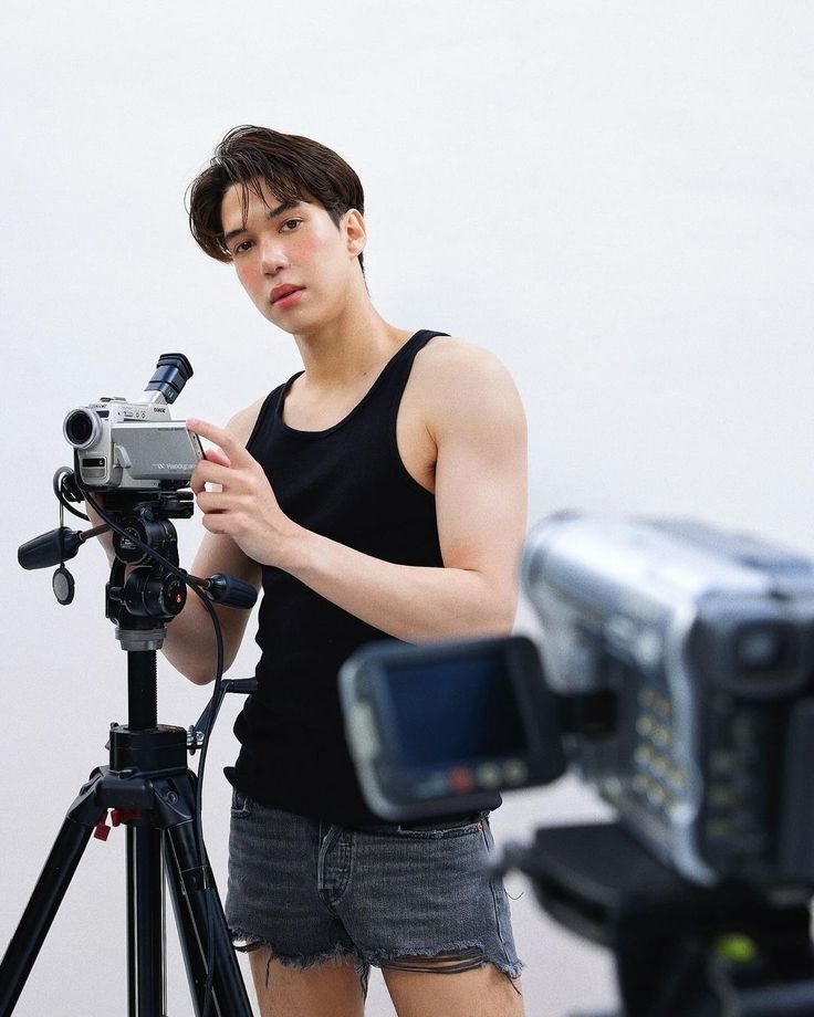 Ben Benjamin Brasier in 2 Moons 2.jpg Ben Benjamin Brasier in 2 Moons 2.jpg