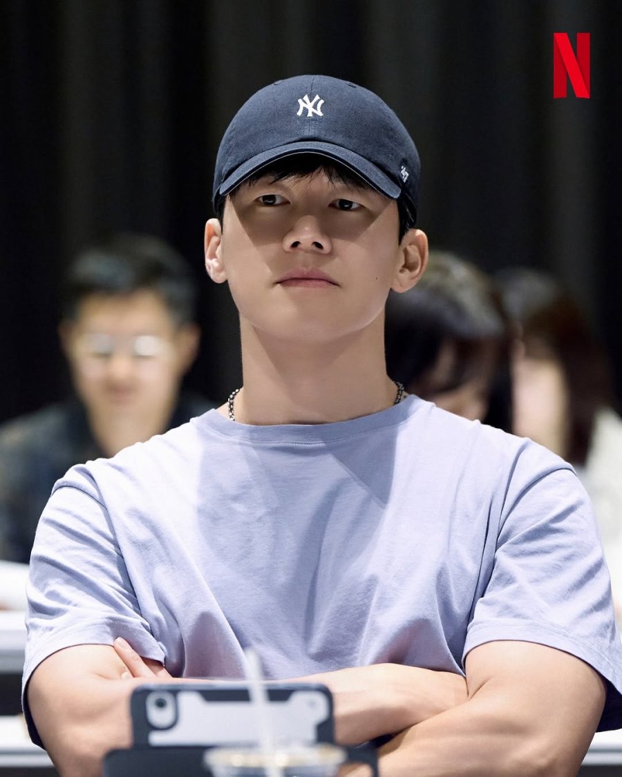 Jung Ryeowon and Kim Mu Yeol to Lead New Netflix Medical Series 'First Doctor'