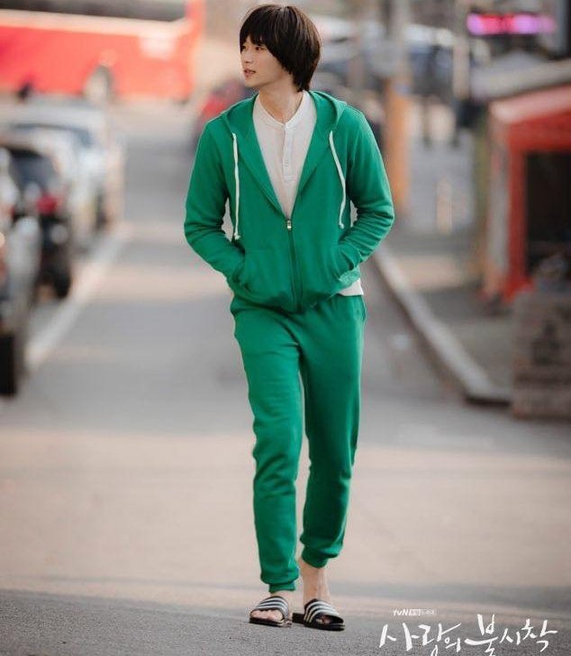 slippers of  Lieutenant Won Ryu-wan / Bang Dong-gu & Moon GangTae