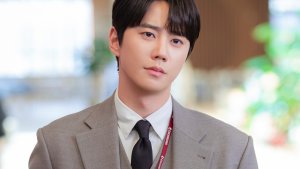 Lee Jun Young exudes professionalism in new 'Reborn Rookie' stills