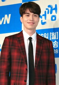 Lee Dong-wook considers reaper role in fantasy drama Goblin " Dramabeans Korean drama recaps