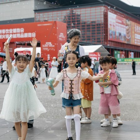 Gong Zong, Ni Jia Liu Bao You Chai Jia Le (2024)