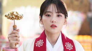 Cho Yi Hyun lives a double life as a student and a shaman in 'Head over Heels'