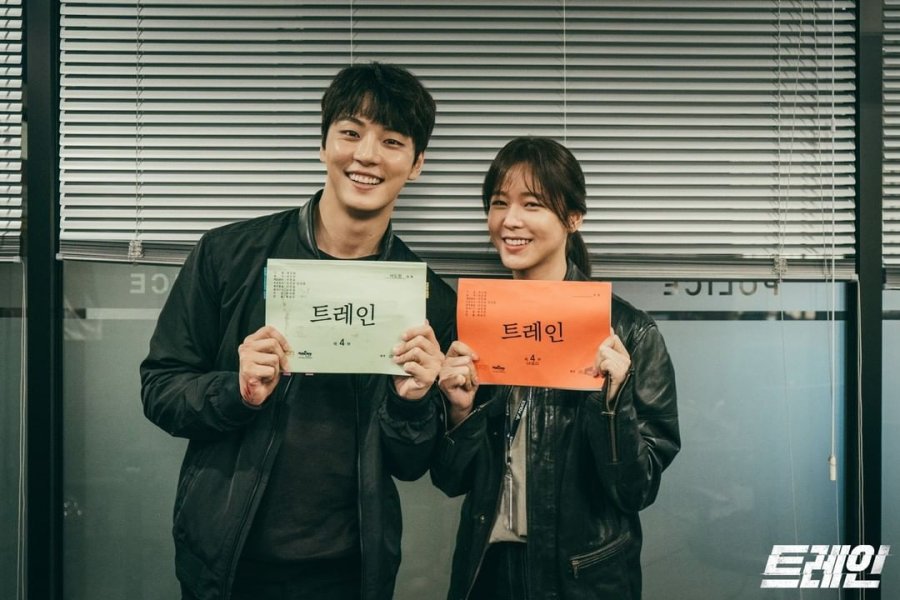 OCN 공식 인스타그램 on Instagram: “칙칙폭폭? 대본 인증샷 공개 열차가 출발합니다?✈️ 윤시윤X경수진 배우에 탑승하실 분~? #승차권_구매는_7월커밍쑨 #완판예상 - 평행세계 미스터리 7월 COMING SOON #트레인 #윤시윤 #경수진 #OCN…”