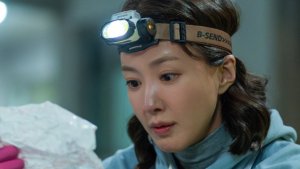 Lee Si Young becomes the Sherlock Holmes of her apartment complex in 'Salon De Holmes'