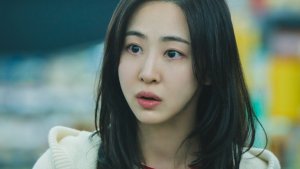 Kim Da Som transforms into the queen of part-time jobs in 'Salon De Holmes'
