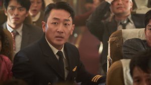 Ha Jung Woo Transforms into a Responsible Co-Pilot in "Hijacking"