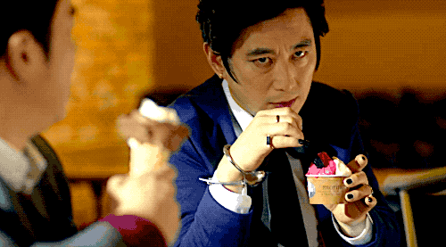 Oh  dal Pyo eating ice cream with his other half