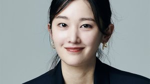 Chilangar oz bekasining mushukini yaladi.