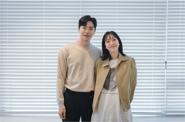 Lee Min Ki, Han Ji Hyun’s “Face Me” Drops Stills From Script Reading