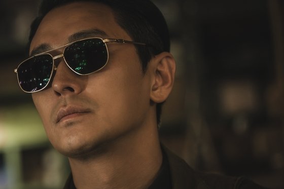 Ju Ji Hoon is shocked by a strange incident that occurs outside of his Light Shop