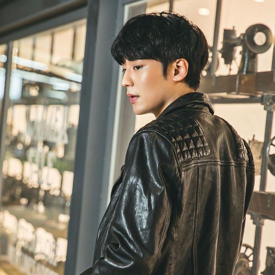 Lee Ki Taek in Bon Appetit2.jpg