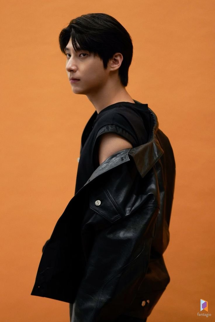 Lim Ji Sub in The Eighth Sense.jpg