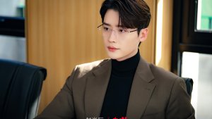 Lee Jong Suk grinds through his job, despite not wanting to, in 'Law and the City'