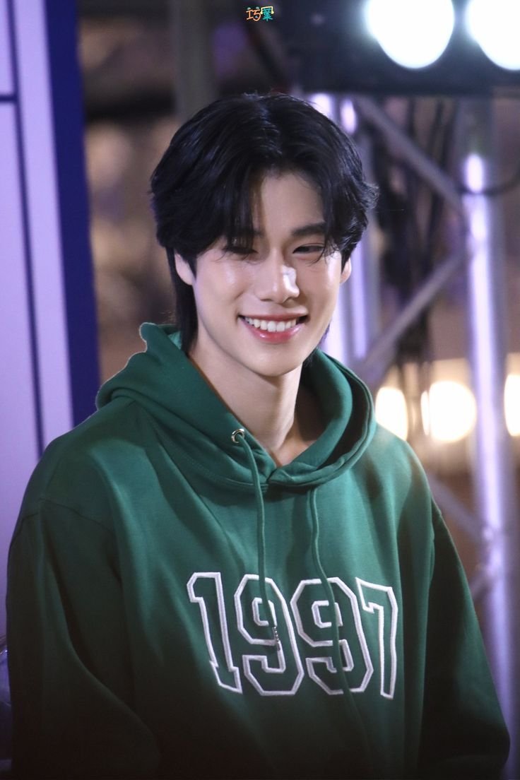 hoodie_phuwin.jpg