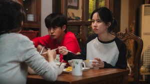 'Between Steps' gives a glimpse of Kim So Hyun's warm chemistry with her on-screen family