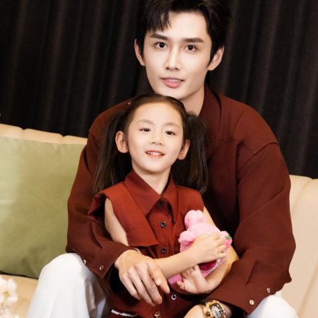 He Jia Xiao Qian Jin, Ta Die Di Chao Chong (2025)