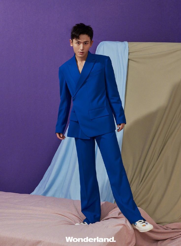 Zhang Zhehan le da un giro a las piezas sartoriales para Wonderland Magazine.jpg