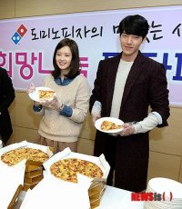 Kim Woo Bin and Goo Hara distributing meals, they're so adorable ♥