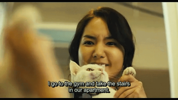 Park Min Young playing with a cat 