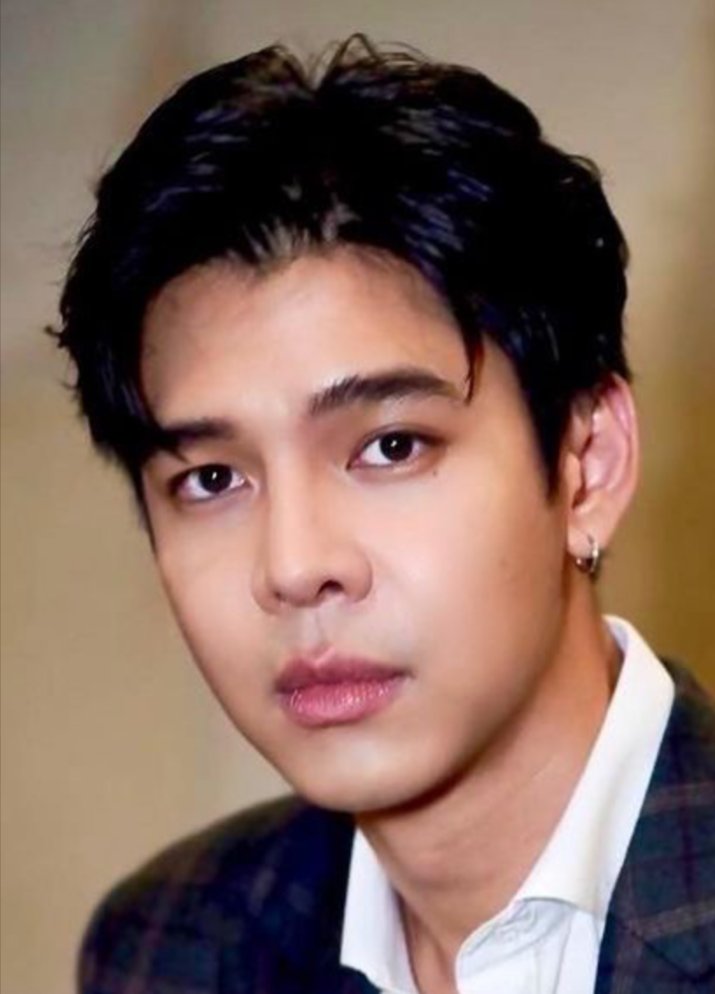 Panties taytlar ostida korinadi