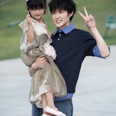 Long Zai Jiang Lin, Qi Ge Fan Pai Ba Ba Zheng Dang Nv Er Nu (2025)