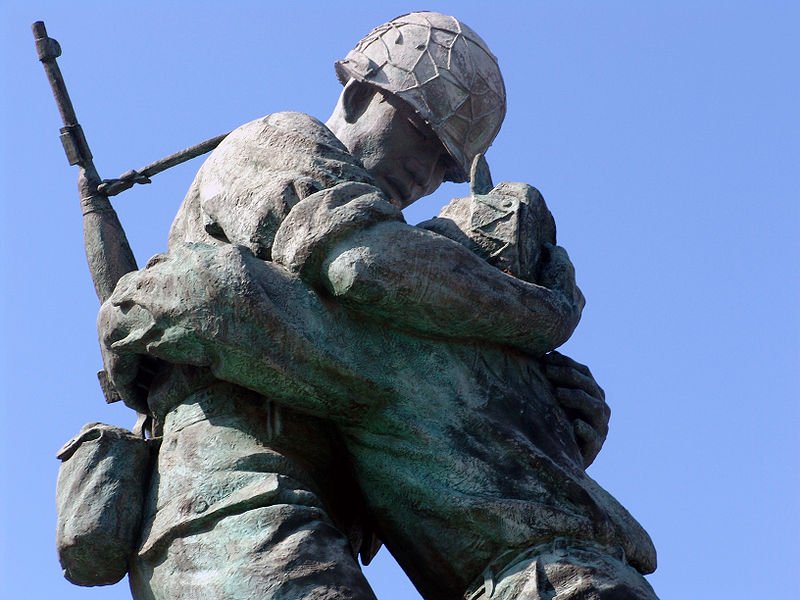 800px-Close_up_of_the_Statue_of_Brothers