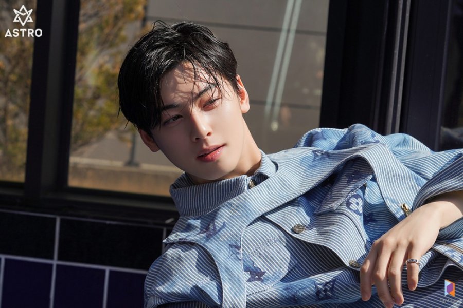 ASTRO Cha Eun-Woo Really Knows How To Work A Checked Shirt Look