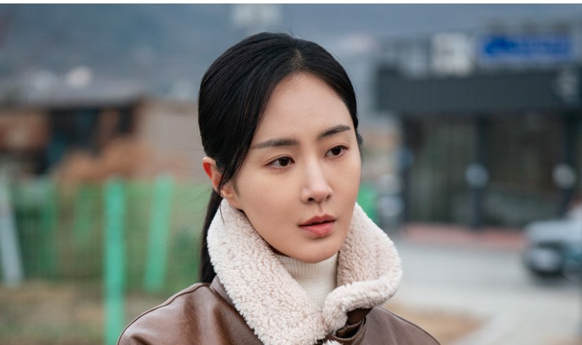 Kwon Yu Ri is a passionate detective who goes all out to catch criminals in Parole Examiner Lee