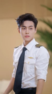 Li Zhuo Yang looks good in uniform 😍... But missing those kisses 🤣