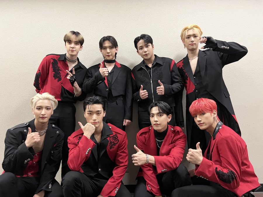 ateez pose.jpg
