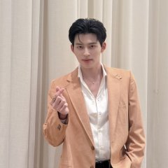 Pond Naravit Lertratkosum photo