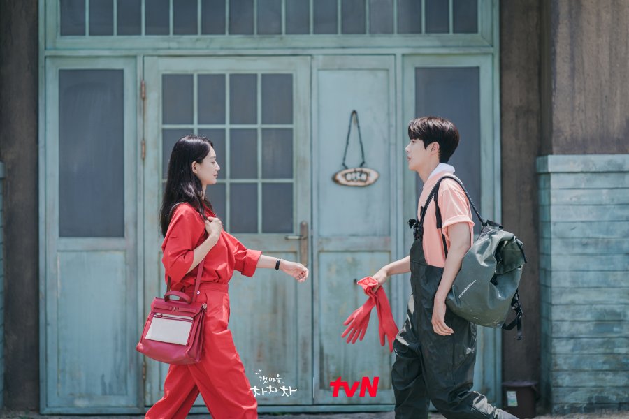 Shin Min-ah (kiri) di drama Hometown Cha-Cha-Cha. (Dok. tvN)