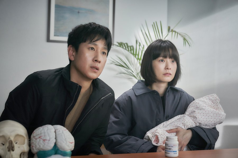 Lee Sun Kyun's Strange Behavior Worries Jung Yu Mi in the K-Movie