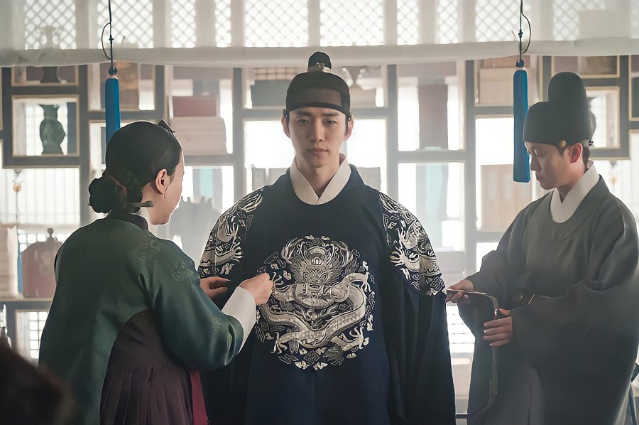 The Red-Stained Sleeve Cuff - 1st released stills - Lee Junho as Yi San