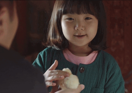  Jin Goo holding a chick so  Jung Seo Yeon can pet it 